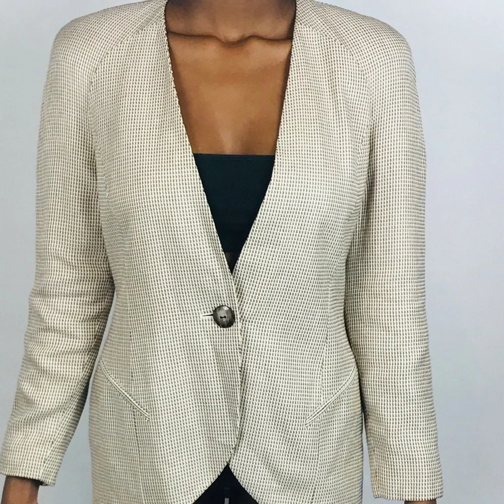 Elegant Cream Women's Blazer - Picture 3 of 8